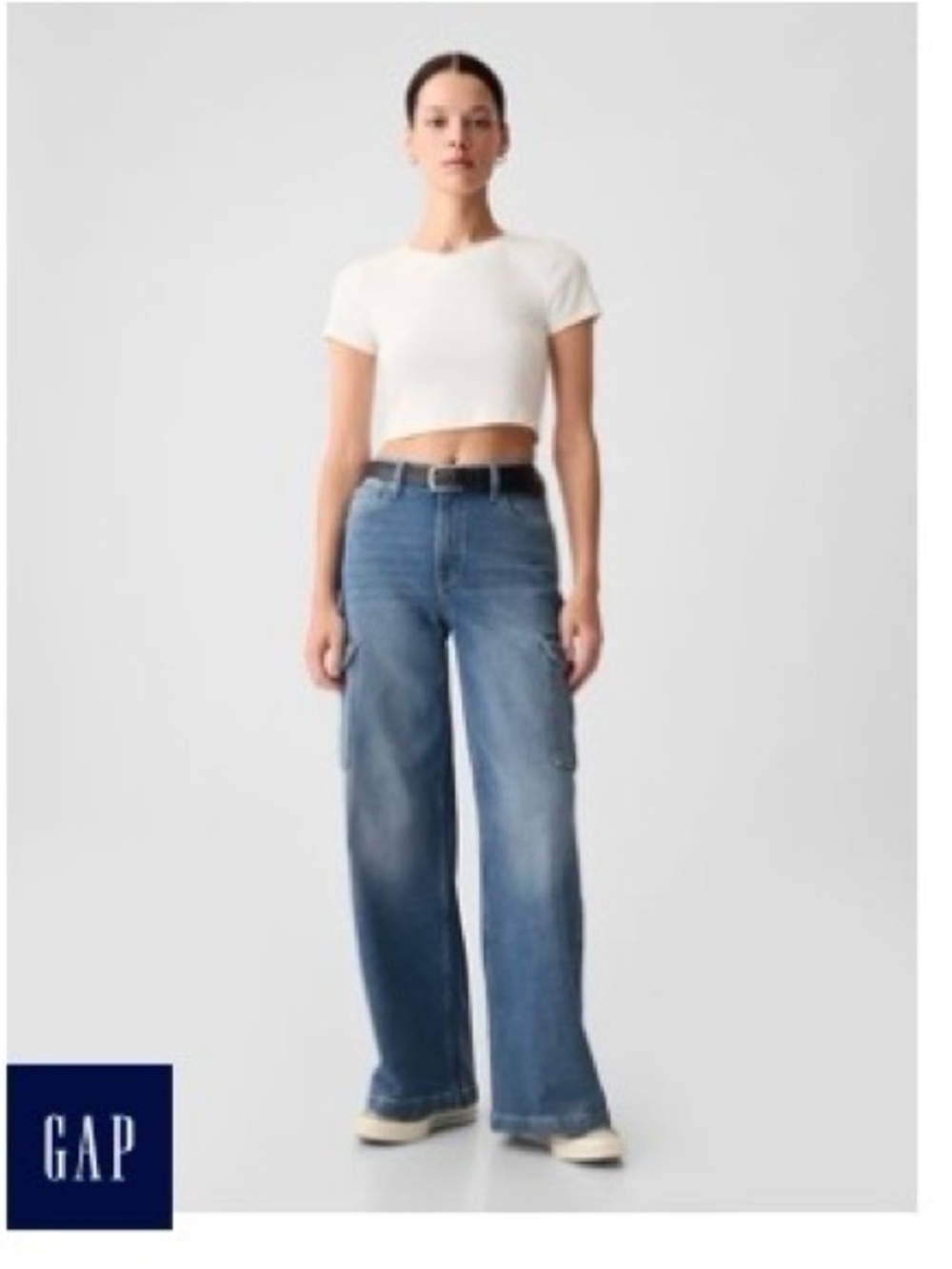 GAP High Rise Stride Wide-Leg Cargo
Jeans Size 28 Regular Cargo medium wash NWT